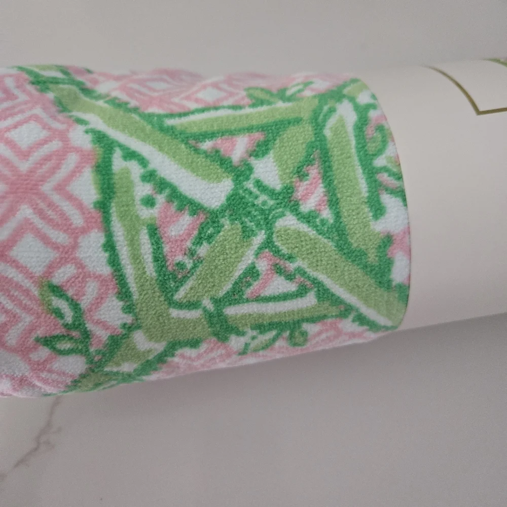 NWT Lilly Pulitzer Scallop Beach Towel